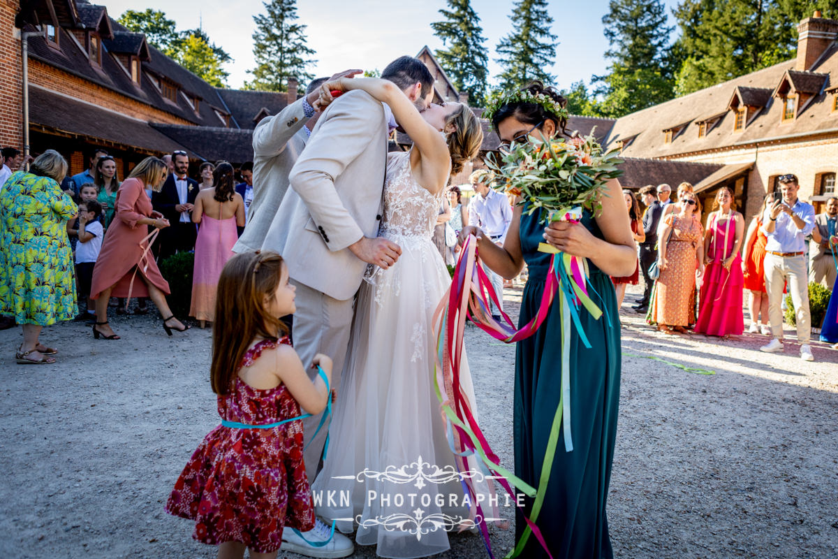Claire lance son bouquet lors d'un moment joyeux et traditionnel, entourée de ses amies.